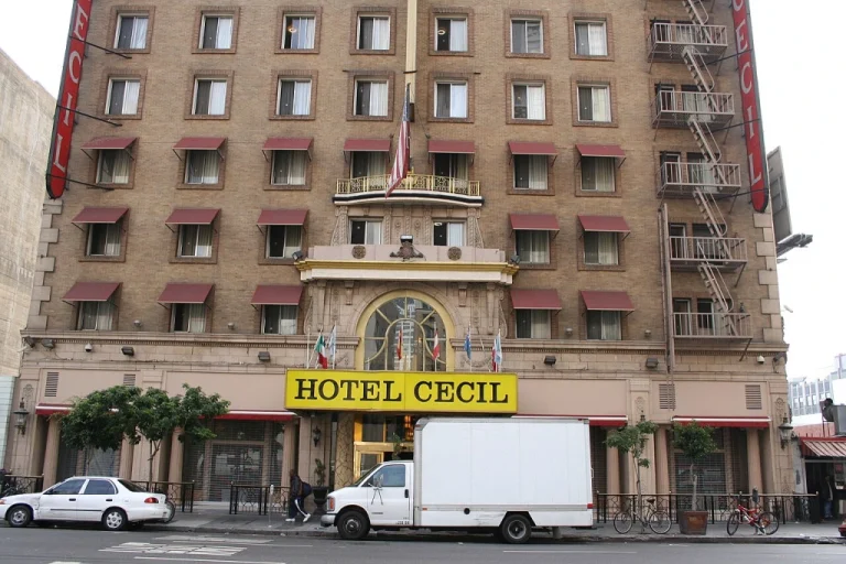 El Hotel Cecil y sus energías oscuras — Suicidios, asesinos seriales y la misteriosa desaparición de Elisa Lam